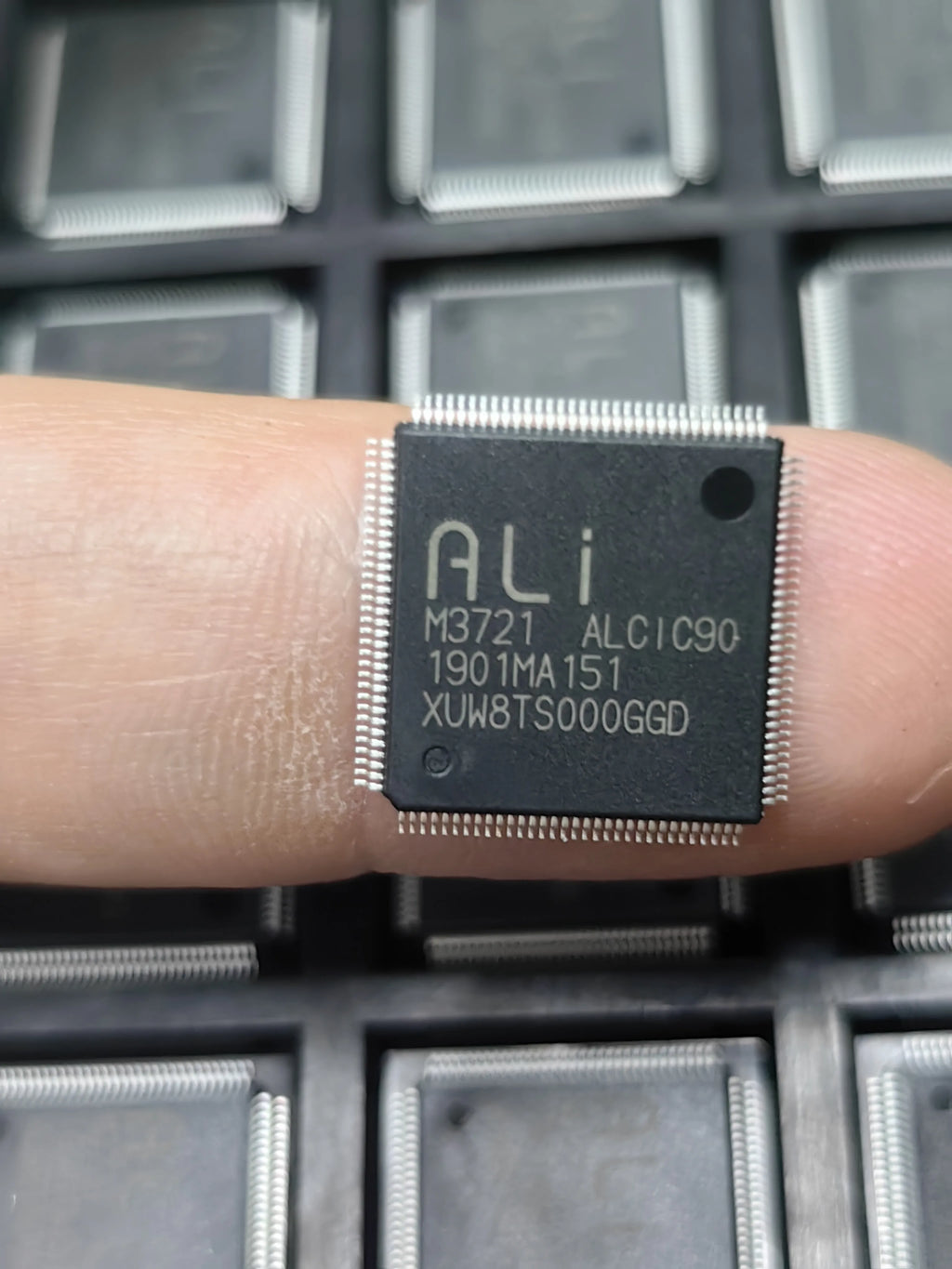 M3721-ALCIC90 QFP IC Chip New in Stock Electronic Components
