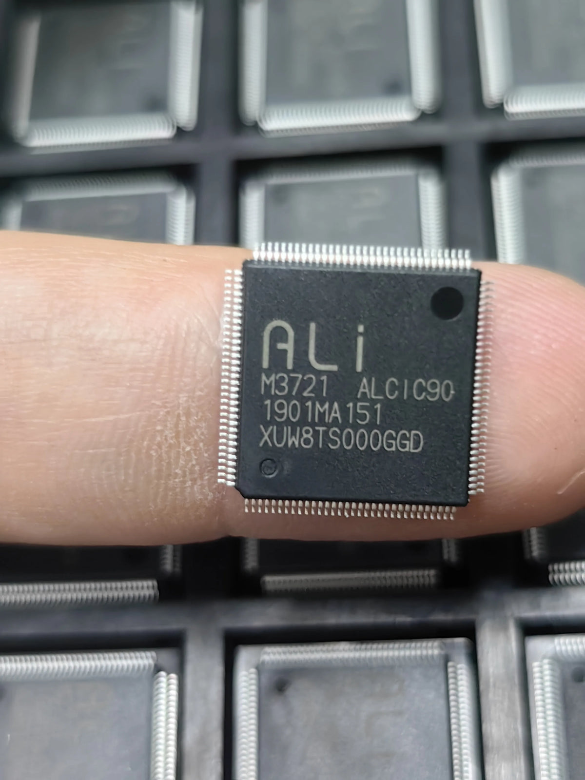 M3721-ALCIC90 QFP IC Chip New in Stock Electronic Components