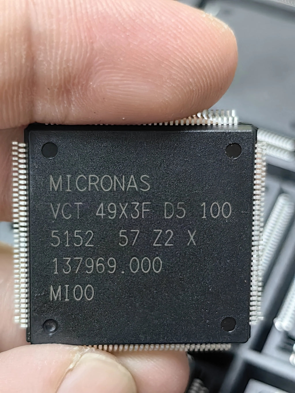 VCT49X3F-D5 QFP IC Chip New in Stock Electronic Components