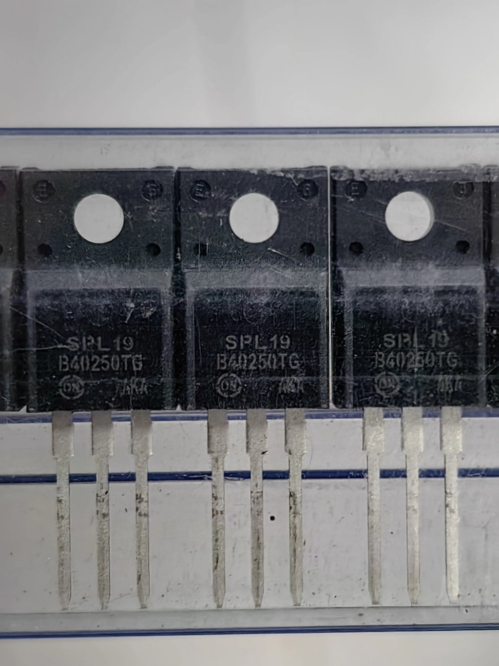 B40250TG TO220 IC Chip New in Stock Electronic Components