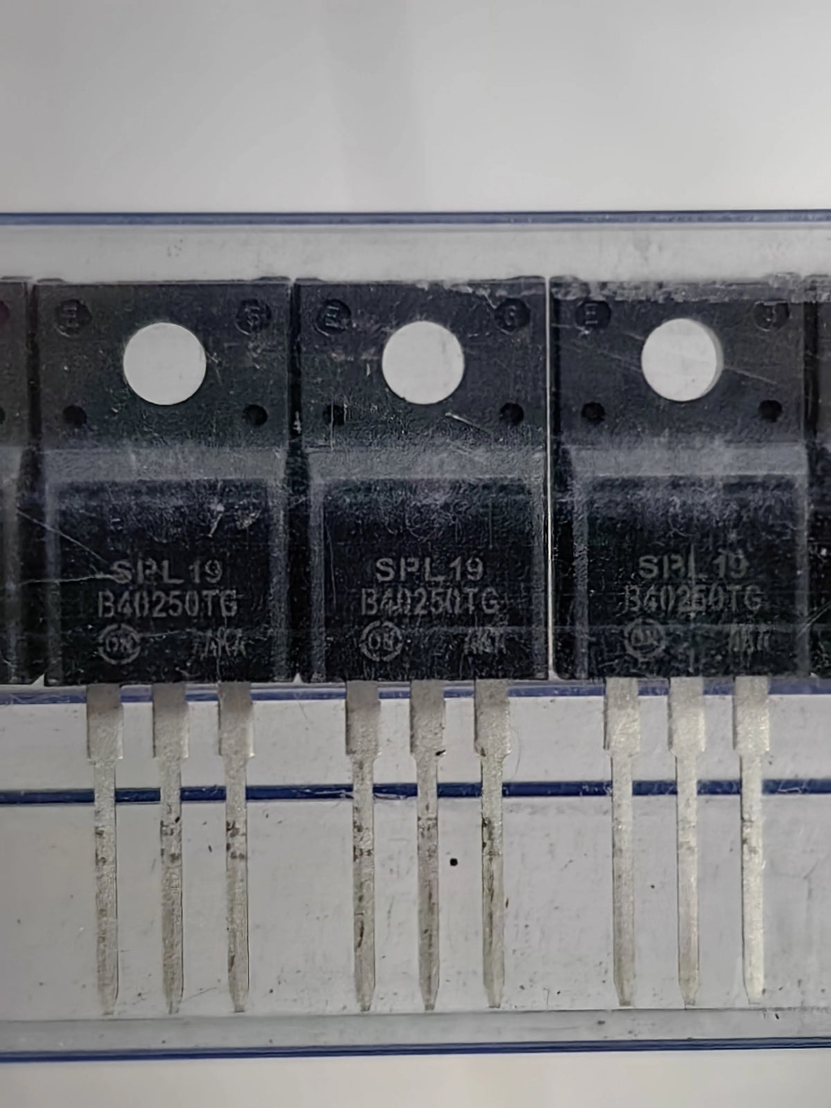 B40250TG TO220 IC Chip New in Stock Electronic Components
