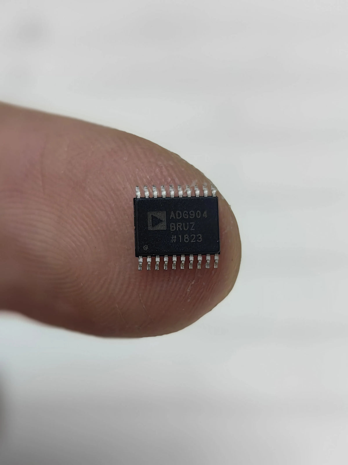 ADG904BRUZ TSSOP IC Chip New in Stock Electronic Components
