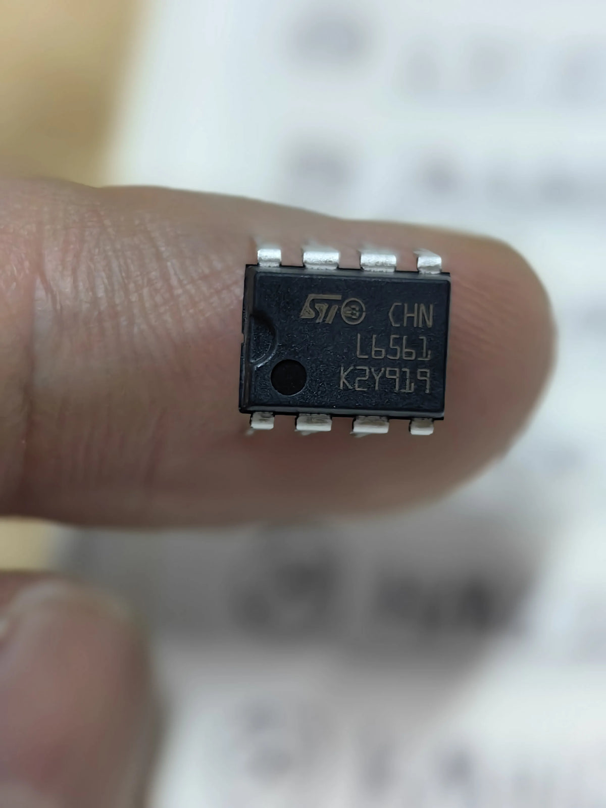 L6561-4LF DIP8 IC Chip New in Stock Electronic Components