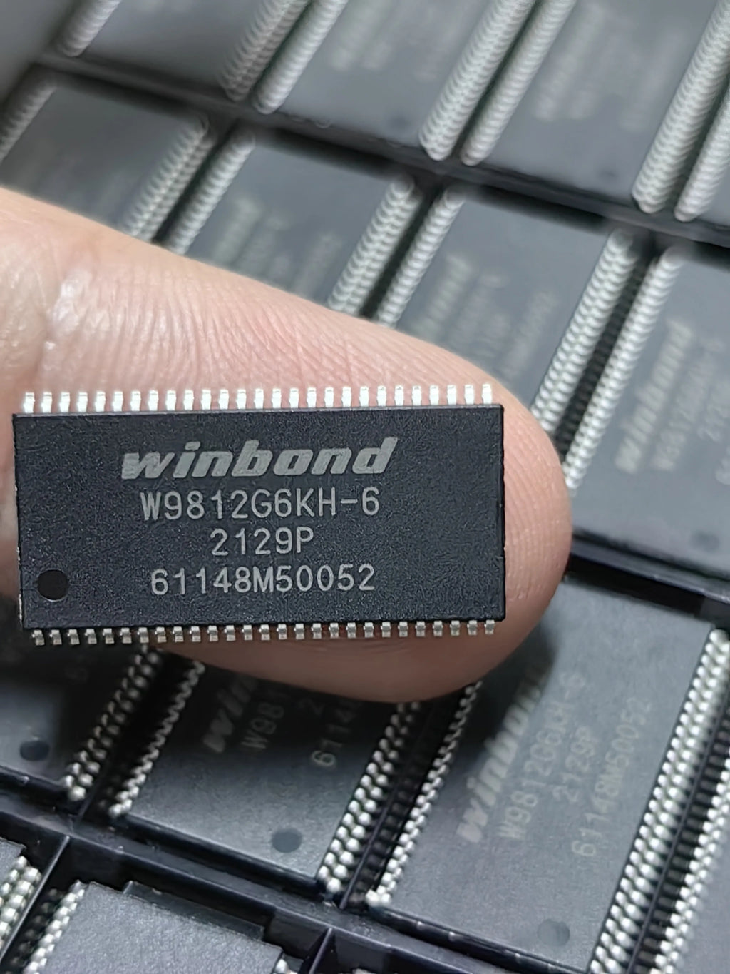 W9812G6KH-6 TSOP54 SDR SDRAM Memory IC Chip New in Stock Electronic Components